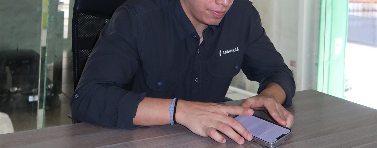 Consultor de INNOVERA revisando un tablero desde el teléfono