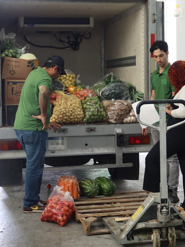 Carga de fruta y verdura en la unidad de reparto